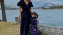 Kali ini, Acha dan putri kecilnya tampil kompak berbalut dress. Acha mengenakan dress warna navy, sementara Bridgia tampak mengenakan puff jacket dress warna ungu. (Instagram/septriasaacha).