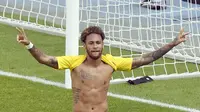Pemain Brasil, Neymar melakukan selebrasi usai mencetak gol ke gawang Austria dalam laga persahabatan di Stadion Ernst Happel, Wina, Austria, Minggu (10/6). Brasil melumat Austria dengan skor 3-0. (HANS PUNS/APA/AFP)
