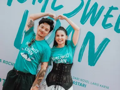 Ini potret Yunita Siregar dan Derby Romero di acara konferensi pers film Home Sweet Loan pada 19 September 2024 lalu. Lewat perannya sebagai Danan di Home Sweet Loan, Derby Romero kembali disebut netizen sebagai cowok green flag. Sejak konferensi pers ini, netizen sudah tak sabar untuk menyaksikan film yang disutradarai oleh Sabrina Rochelle Kalangie ini di bioskop. (Liputan6.com/IG/@yunitasiregar)