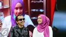 Gitaris band Kotak, Mario Marcella bersama istrinya, Carolyna Dewi saat di panggung The Biggest Concert Long Live Kotak x Anggun di Studio6 Emtek City, Jakarta, Rabu (23/11). Konser ini bagian perayaan 12 tahun Kotak. (Liputan6.com/Helmi Fithriansyah)