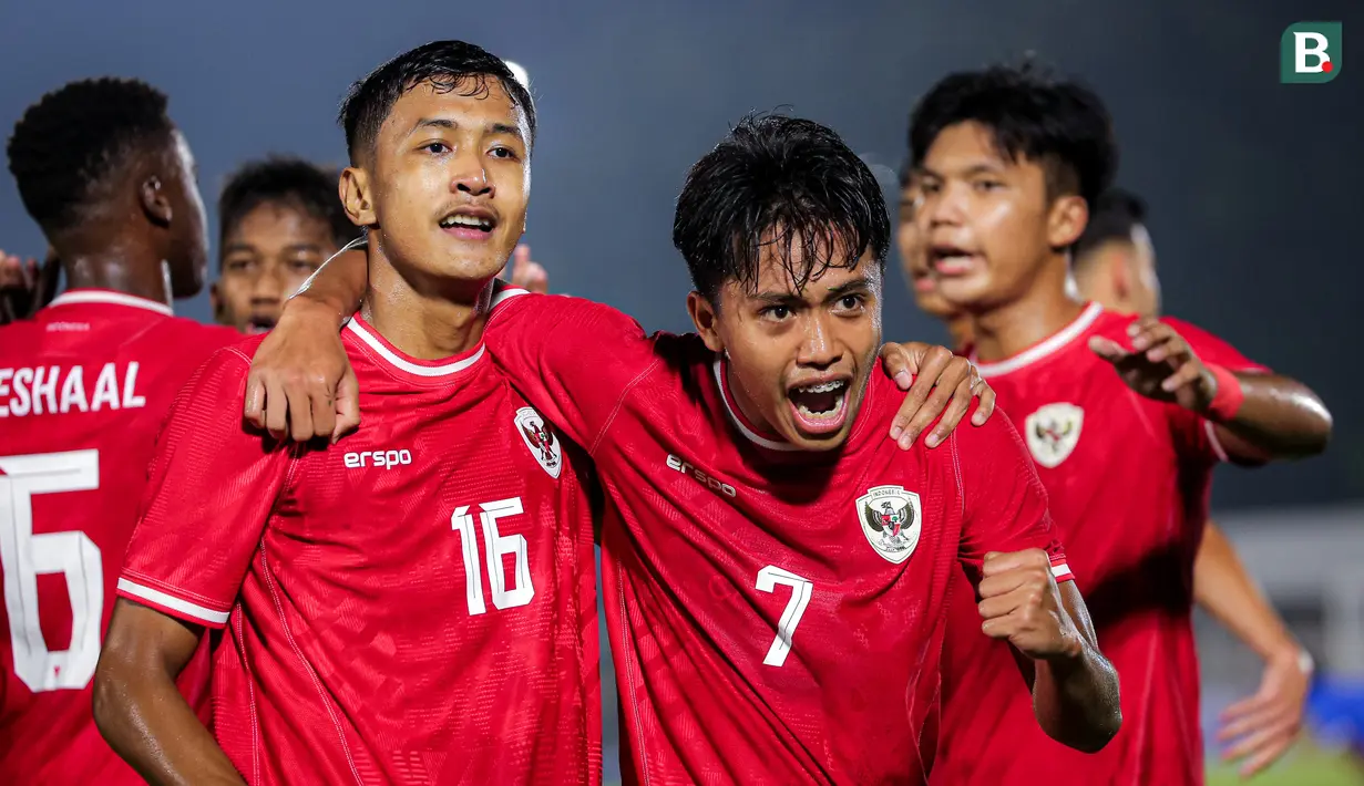<p>Sejumlah pemain Timnas Indonesia U-20 merayakan gol yang dicetak oleh Figo Denis pada laga Kualifikasi Piala Asia U-20 2025 melawan Maladewa di Stadion Madya, Senayan, Jakarta,&nbsp;Rabu (25/09/2024). (Bola.com/Bagaskara Lazuardi)</p>