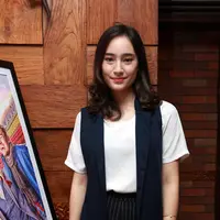 Totalitas Tatjana Saphira dalam berakting di cuaca yang kurang mendukung tersebut pun mendapat acungan jempol dari lawan mainnya, Arifin Putra. Ia senang melihat Tatjana yang tidak mengeluh meski kedinginan. (Deki Prayoga/Bintang.com)