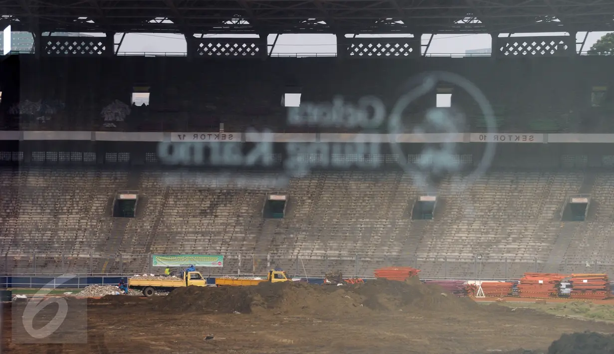 Beberapa truk mengantri untuk mengangkuti material saat renovasi Stadion GBK Jakarta, Selasa (18/10). Pengerjaan renovasi Stadion GBK bagian persiapan jelang Asian Games 2018 dan ditargetkan selesai Oktober 2017. (Liputan6.com/Helmi Fithriansyah)