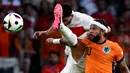 Enam menit kemudian, De Oranje unggul 2-1 setalah Mert Muldur mencetak gol bunuh diri. (JOHN MACDOUGALL/AFP)