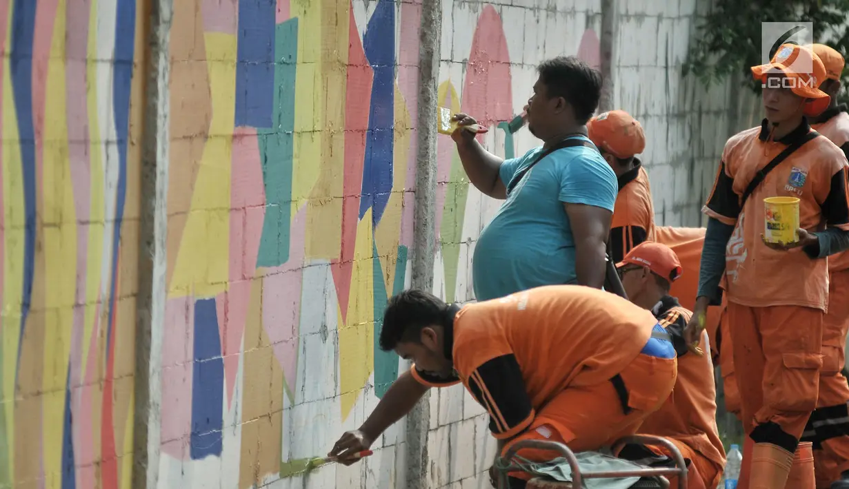 Petugas dari Penanganan Prasarana dan Sarana Umum (PPSU) membuat mural pada tembok yang berada di pinggir Jalan Landasan Pacu, Kemayoran, Jakarta, Rabu (11/7). (Merdeka.com/Iqbal S. Nugroho)
