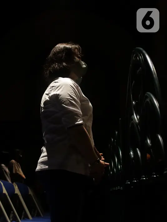 Umat Katolik saat mengikuti Misa Malam Natal 2022 di Gereja Katedral Jakarta, Sabtu (24/12/2022). Gereja Katedral Jakarta mengusung tema "Nusantara dan Kebhinekaan" pada perayaan Natal 2022. Misa Malam Natal di Gereja Katedral Jakarta berlangsung khidmat diselenggarakan secara tatap muka. (Liputan6.com/Helmi Fithriansyah)