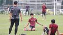 Pemain Timnas Indonesia U-20, Arkhan Kaka (tengah) mengikuti gim dalam sesi latihan terakhir di Lapangan ABC, Kompleks Gelora Bung Karno (GBK), Senayan, Jakarta, Jumat (24/5/2024) pagi, menjelang keberangkatan ke Italia untuk pemusatan latihan (TC) di Como dan selanjutnya mengikuti Toulon Tournament 2024 di Prancis. (Bola.com/Abdul Aziz)