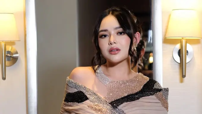Penampilan Stunning Glamor Amanda Manopo saat Hadir Premiere Film Terbarunya