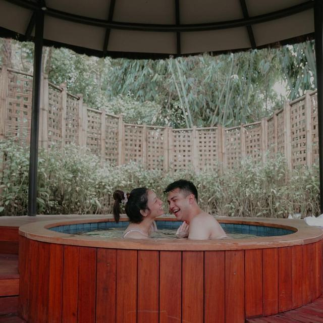 6 Potret Babymoon Adzana Bing Slamet di Dusun Bambu, Romantis Bareng Suami