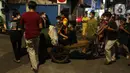 Warga menggelar takbiran keliling di kawasan Jalan Kartini, Sawah Besar, Jakarta, Rabu (12/5/2021) malam. Warga DKI Jakarta dilarang melakukan takbiran keliling pada malam Idul Fitri 1442 Hijriah. (Liputan6.com/Herman Zakharia)