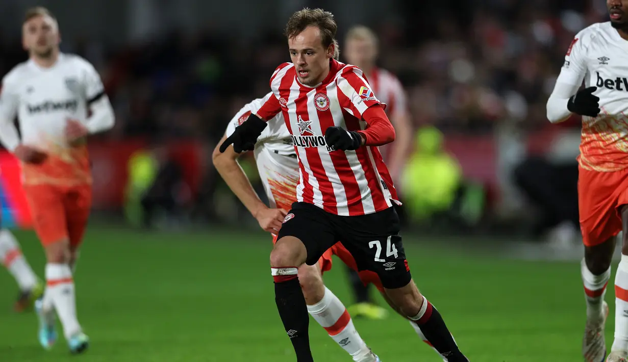 Aksi gelandang Brentford, Mikkel Damsgaard saat menghadapi West Ham United pada laga putaran ketiga Piala FA 2022/2023 di Gtech Community Stadium, London (7/1/2023). Mikkel Damsgaard menjadi pemain terakhir Denmark yang didatangkan Brentford. Ia dibeli dari Sampdoria pada awal musim 2022/2023 dengan nilai transfer 15 juta euro dan hingga kini telah tampil dalam 13 laga di Liga Inggris. (AFP/Adrian Dennis)