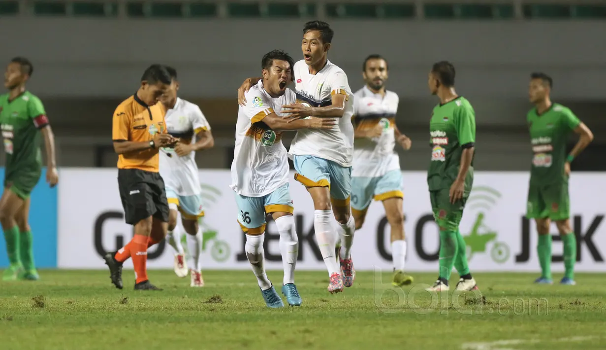 Pemain Persela Lamongan, Ahmad Walidan (kanan) saat merayakan gol ke gawang PS TNI pada  Liga 1 2017 di Stadion Pakansari, Bogor, Sabtu (27/5/2017). (Bola.com/Nicklas Hanoatubun)