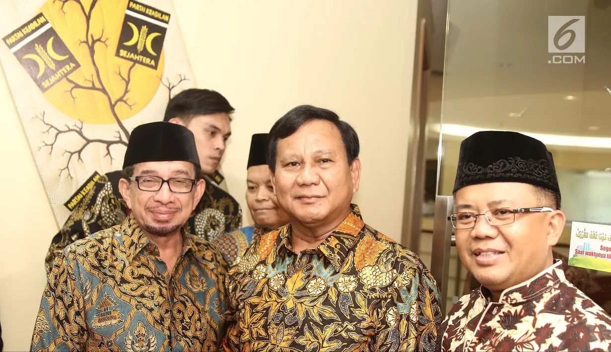 Ketua Umum Partai Gerindra Prabowo Subianto (tengah) foto bersama Presiden PKS Sohibul Iman (kanan) dan Ketua Majelis Syuro PKS Salim Segaf Al-Jufri di Kantor DPP PKS, Jakarta, Senin (30/7). (Liputan6.com/Herman Zakharia)