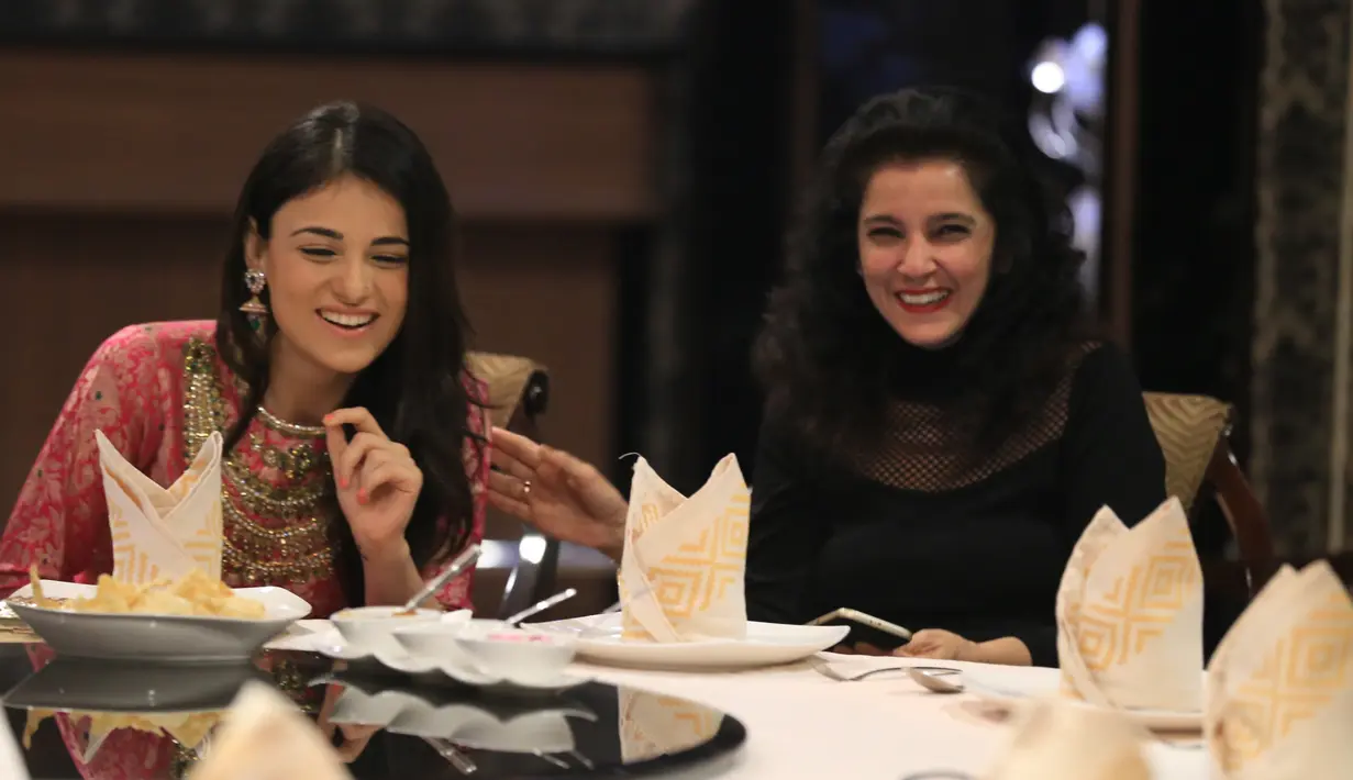 "Apa itu tadi namanya, kerak telor, ya itu, sangat enak," kata Shakti Arora di Restoran Queens Tandoor, Plaza Permata, Jl. MH Thamrin, Menteng, Jakarta Pusat, Minggu (5/3) malam. (Adrian Putra/Bintang.com)