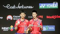 Pebulu tangkis ganda putra China Liu Yu Chen/Ou Xuan Yi menunjukkan medali usai mengalahkan pebulu tangkis ganda putra Korea Selatan Choi Sol Gyu/Kim Won Ho pada pertandingan final East Ventures Indonesia Open 2022 di Istora Senayan, Jakarta, Minggu (19/6/2022). China Liu Yu Chen/Ou Xuan Yi juara East Ventures Indonesia Open 2022 usai mengalahkan Choi Sol Gyu/Kim Won Ho dengan skor 21-17 dan 23-21. (Liputan6.com/Faizal Fanani)