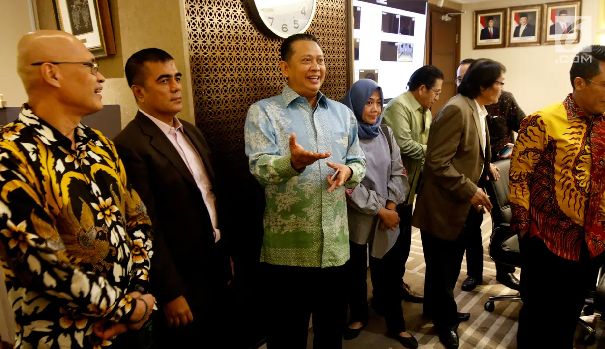 Ketua DPR Bambang Soesatyo (tengah) saat menerima kedatangan Din Syamsuddin bersama Aliansi Masyarakat Peduli Tragedi Kemanusiaan Pemilu 2019 di Kompleks Parlemen, Jakarta, Selasa (14/5/2019). Din mengusulkan pembentukan TGPF meninggalnya petugas KPPS dalam Pemilu 2019. (Liputan6.com/ JohanTallo)