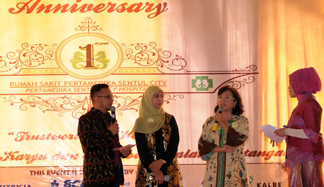 Pasien rawat inap pertama Rumah Sakit Pertamedika Sentul City (RSPSC), Lusia (ketiga dari kiri) memberikan testimoni saat perayaan hari jadi RSPSC ke-1, Sentul, Selasa (28/10/2014). (Liputan6.com/Helmi Fithriansyah)