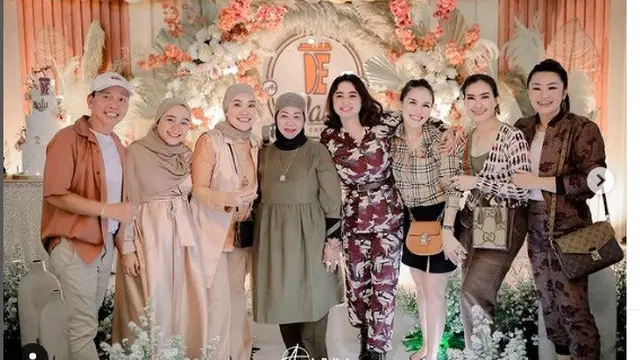 Ayu Ting Ting merayakan ultah kafe miliknya (Foto: Instagram @ayutingting92 @arka_photographyy)