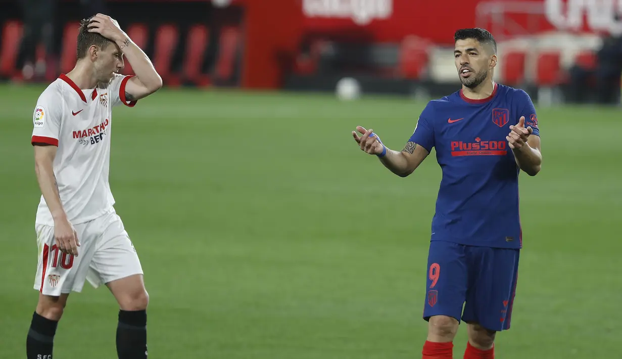 Pemain Sevilla, Marcos Acuna, melakukan selebrasi usai mencetak gol ke gawang Atletico Madrid pada laga Liga Spanyol di Stadion Ramon Sanchez-Pizjuan, Minggu (4/4/2021). Sevilla menang dengan skor 1-0. (AP Photo/Angel Fernandez)