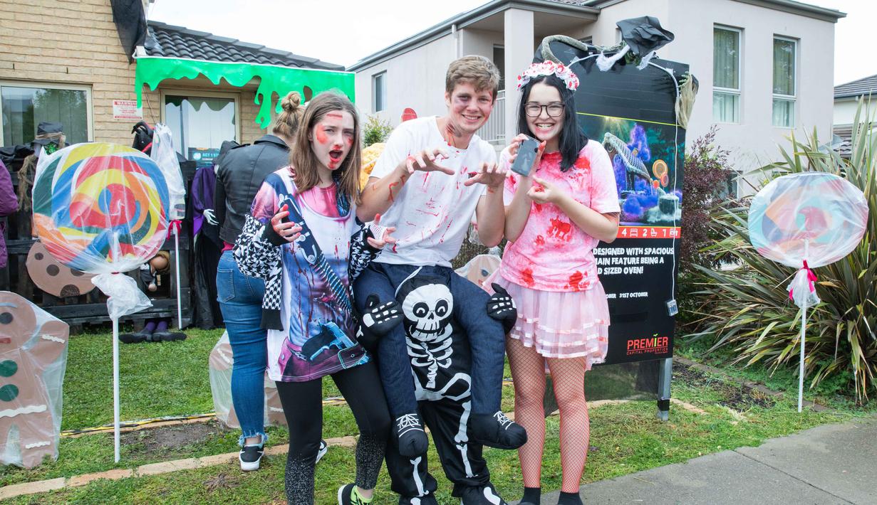 Orang-orang yang memakai kostum merayakan Halloween di Canberra, Australia (31/10/2020). (Xinhua/Chu Chen)