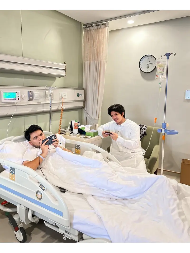 Putus dari Fuji, Ini 6 Potret Thariq Halilintar Dirawat di Rumah Sakit Usai Mimisan