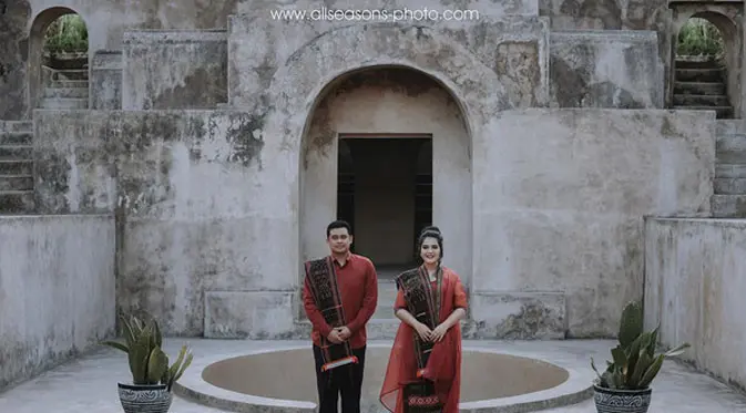 Foto terbaru, Kahiyang dan Bobby tampak mengenakan busana ciri khas tanah Toraja. Pasangan yang cantik dan tampan terlihat begitu siap untuk melanjutkan hubungannya ke jenjang pernikahan. (Instagram/ayanggkahiyang)