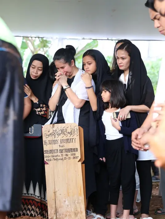 Apalagi saat sang suami, Sapto Haryo Rajasa mengazani jenazah sebelum dimasukkan ke liang lahat. (Daniel Kampua/Bintang.com)