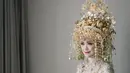 Mahkota pengantin khas Palembang dipakai bersama hiasan bunga melati. Ornamen ini kental akan nuansa kultural yang syarat makna. (Instagram/imagenic)