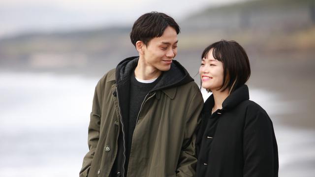 couple romantis bahagia