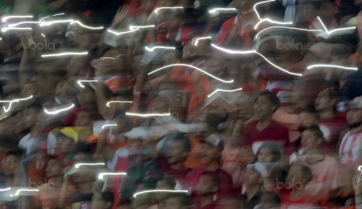 The Jakmania menyalakan lampu handphone saat timnya Persija Jakarta melawan Bhayangkara FC pada lanjutan Liga 1 2017 di Stadion Patriot Bekasi, Sabtu (12/11/2017). Bhayangkara kalah dari Persija 1-2. (Bola.com/Nicklas Hanoatubun)