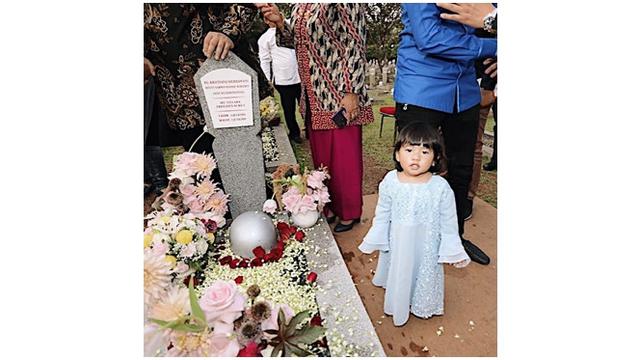 Momen Haru Gayatri di Pusara Ani Yudhoyono