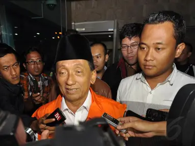 Ketua DPRD Kabupaten Bangkalan, Fuad Amin Imron keluar dari gedung KPK mengenakan rompi berwarna oranye, Jakarta, Selasa (2/12/2014). (Liputan6.com/Miftahul Hayat)