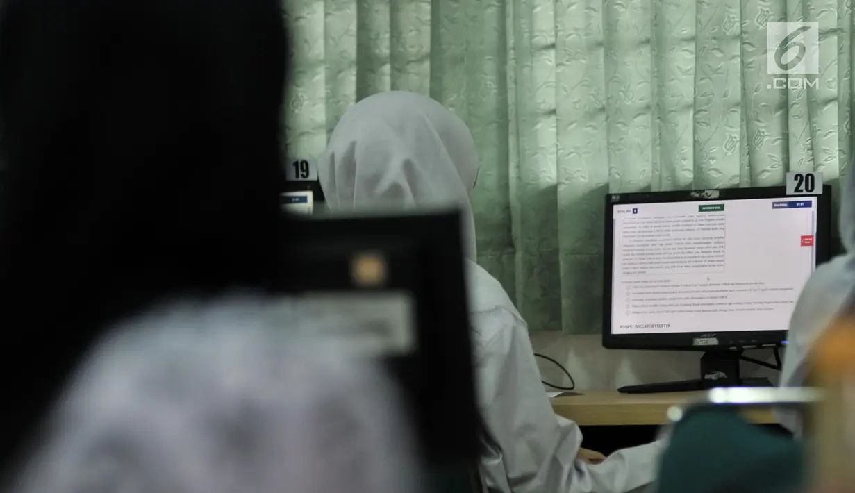 Siswa kelas XII mengerjakan soal Bahasa Indonesia saat mengikuti Ujian Nasional Berbasis Komputer (UNBK) di SMKN 50 Jakarta, Senin (25/3). Kemendikbud mengatur UNBK tingkat SMK dilaksanakan serentak dalam empat hari mulai 25 sampai 28 Maret 2019. (merdeka.com/Iqbal S. Nugroho)