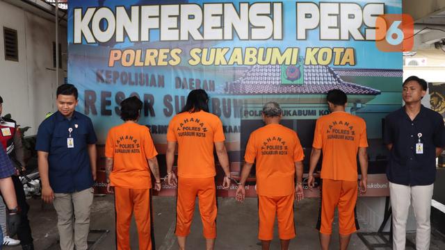 Polisi mengamankan pelaku pengeroyokan dan penganiaayan dslam kasus pria ditemukan tewas babak belur di emperan toko di Kota Sukabumi (Liputan6.com/Fira Syahrin).