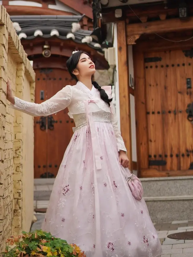 7 Potret Maria Vania Tampil Elegan Pakai Hanbok saat Liburan ke Korea Selatan