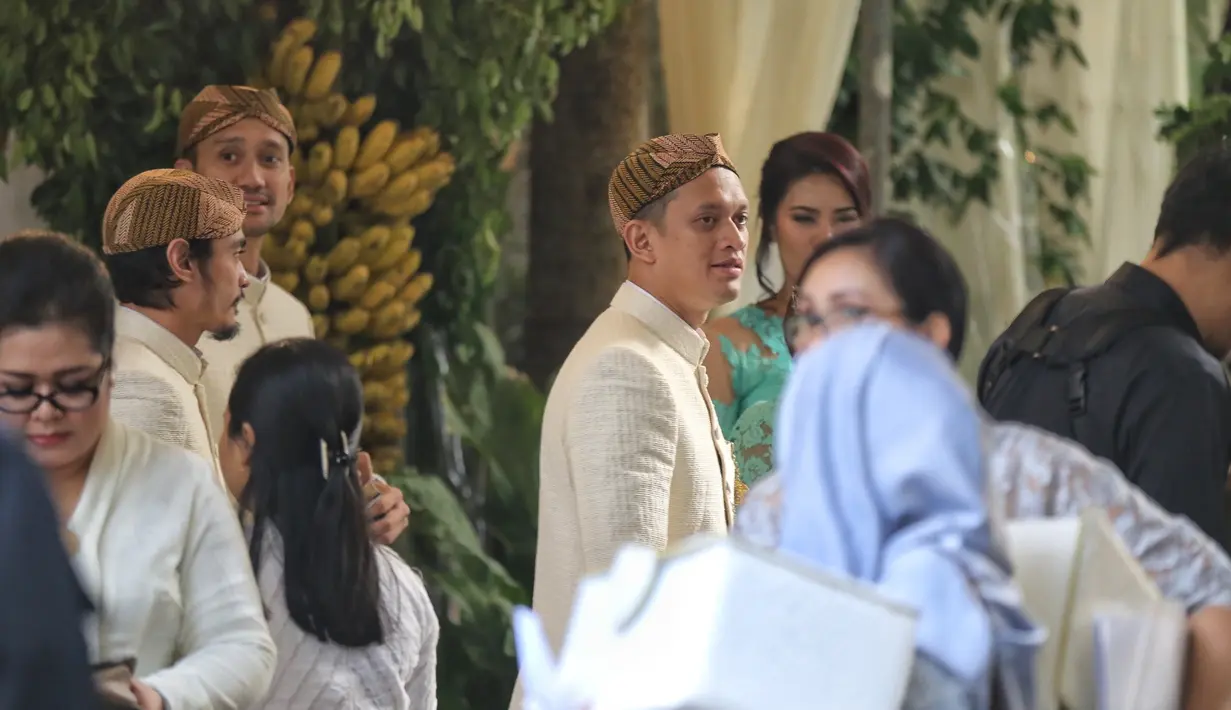 Sebagai kakak, suami Marcella Zalianty, Ananda Mikola dan Tora Sudiro juga memberikan wejangan pada adiknya. Meraka berharap, pernikahan ini menjadi pernikahan pertama dan terakhirnya. (Adrian Putra/Bintang.com)