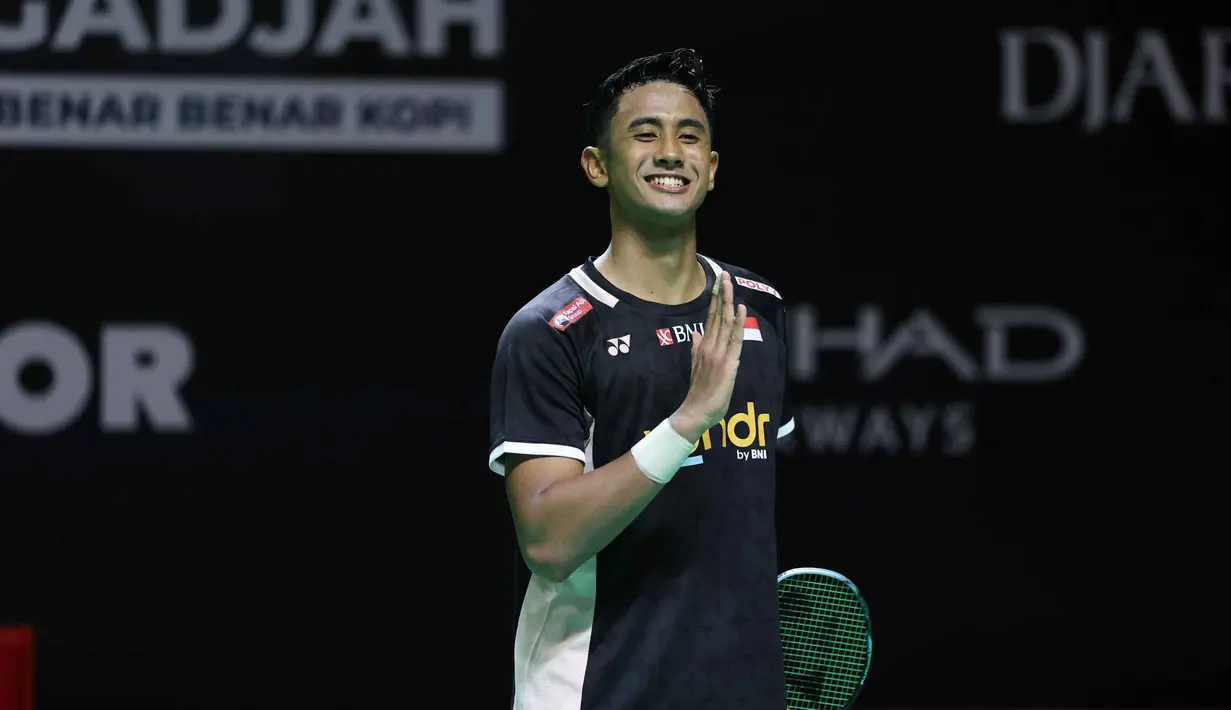Pebulu tangkis tunggal putra Indonesia, Alwi Farhan saat merayakan kemenangan atas wakil China, Wang Zheng Xing, pada babak 16 besar Indonesia Masters 2026 di Istora Gelora Bung Karno, Senayan, Jakarta, Kamis (22/1/2026). Tunggal putra Indonesia, Alwi Farhan memastikan tiket babak perempat final Indonesia Masters 2026. (Bola.com/M Iqbal Ichsan)