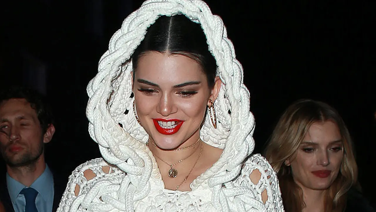 Contek Gaya Kasual Fesyen Kendall Jenner Agar Terlihat Keren