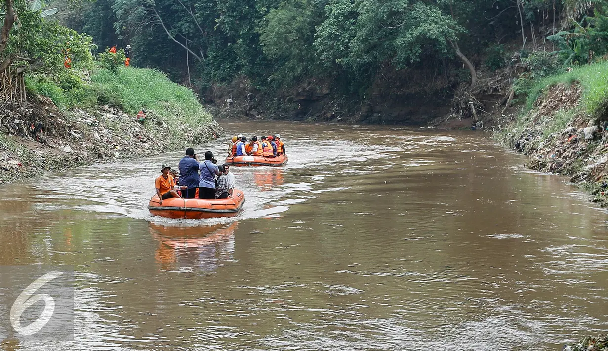 Wakil Gubernur (wagub) DKI Jakarta Djarot Saiful Hidayat menaiki perahu karet saat menyusuri kali Ciliwung menuju tempat perayaan hari ciliwung 2015 di Condet, Jakarta Timur, Rabu (11/11/2015). (Liputan6.com/Yoppy Renato)
