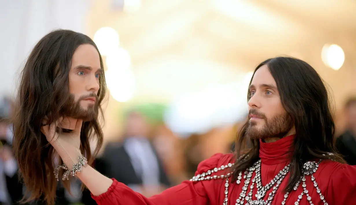 Jared Leto membawa kepalanya sendiri. Kenapa harus bingung memilih perhiasan, jika kamu bisa memegang kepalamu sendiri? Jared Leto melakukannya di Met Gala tahun 2019. Foto: Vogue.