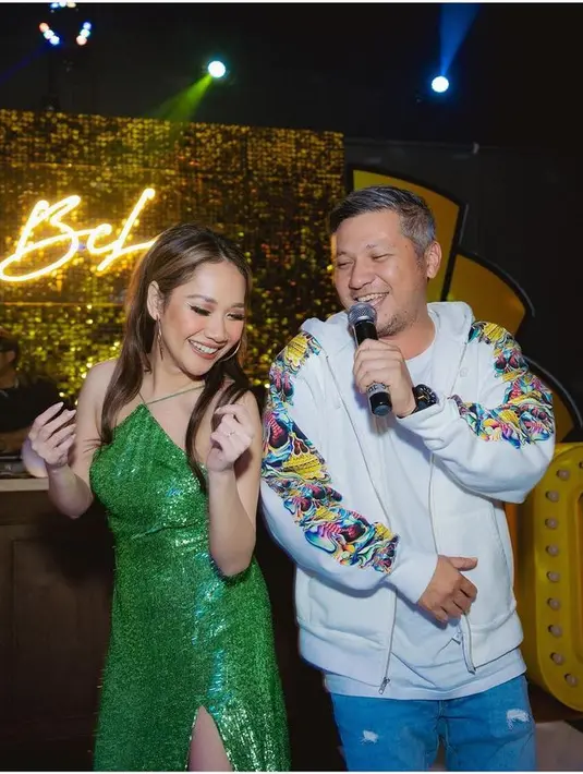 <p>Nuansa silver dan warna emas mendominasi tempat acara perayaan pesta Unge. Meski genap 40 tahun, Unge dipuji awet muda dengan penampilan glamour dress gemerlap.[Instagram/gadiiing]</p>