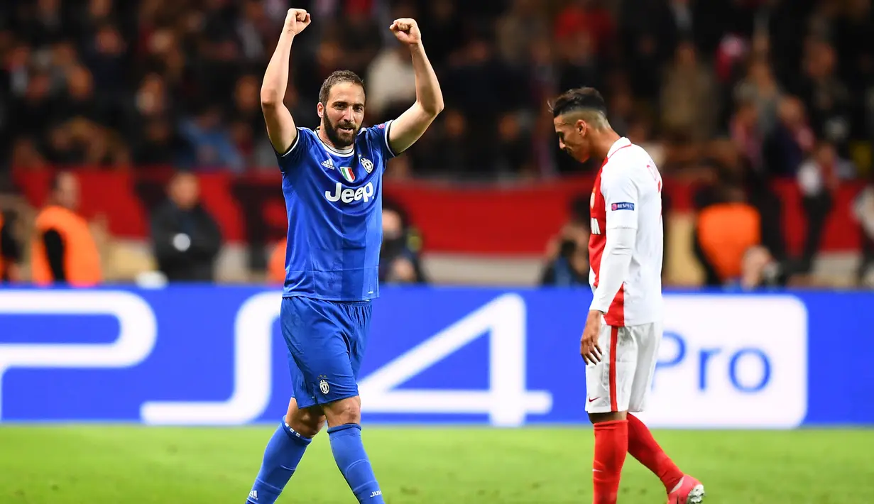 Penyerang Gonzalo Higuain melakukan selebrasi usai mencetak gol ke duanya saat berhadapan dengan AS Monaco di leg pertama semifinal Liga Champions di stadion Louis II, Monaco (4/5). Juventus menang atas Monaco dengan skor 2-0. (AFP Photo/Franck Fife)