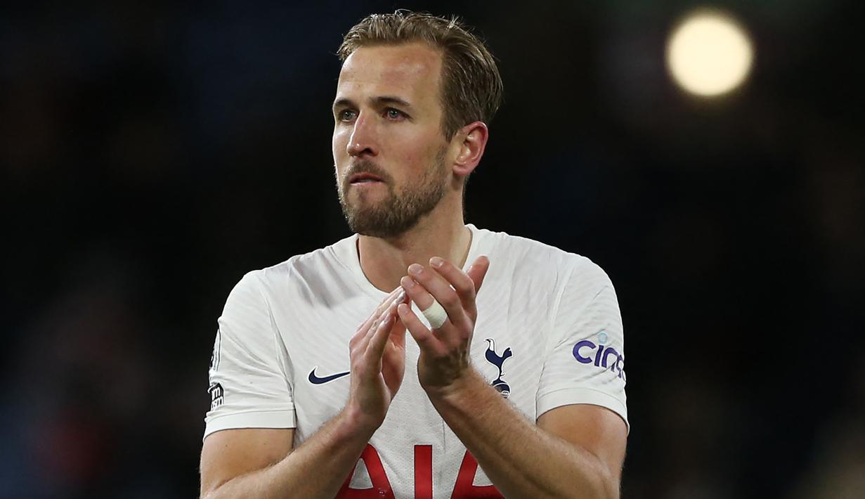 Striker Tottenham Hotspur, Harry Kane siap menggusur Frank Lampard di posisi ke-5 usai menggantikan posisi Thierry Henry di tangga ke-6 top skor sepanjang masa Liga Inggris. Rekor 176 gol Harry Kane hanya berjarak satu gol dari milik Frank Lampard dengan 177 gol. (AFP/Daniel Leal)