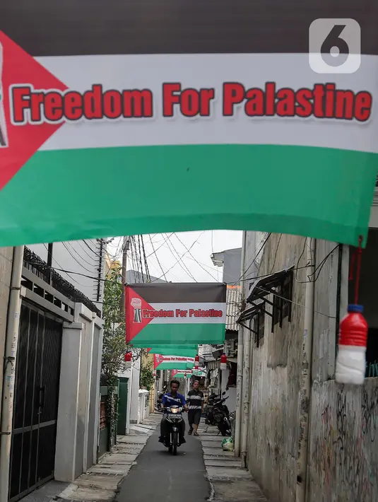 <p>Pemasangan spanduk dan bendera diketahui mulai dilakukan pada 3 November 2023 pekan lalu, sebelum ada Aksi Bela Palestina di Monas. (Liputan6.com/Angga Yuniar)</p>