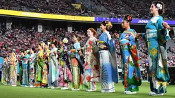 Sejumlah wanita mengenakan kimono tampil selama upacara pembukaan Rugby World Cup Pool 2019 jelang pertandingan antara Rusia dan Jepang di Stadion Tokyo (20/9/2019). Turnamen Rugby ini pertama kalinya diadakan di Asia, dan di luar pusat persatuan rugby tradisional. (AFP Photo/Toshifumi Kitamura)