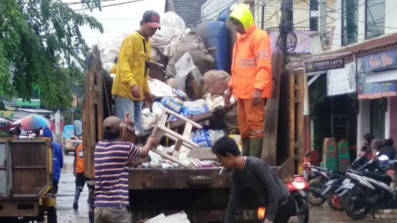 Petugas mengangkut sampah akibat banjir di Tangerang
