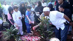 Putra komedian Komeng, Bagus dan Ganteng menabur bunga di makam saudara kembarnya, Cantika Alhayu Aldi, di Pemakaman Keluarga Citeureup, Bogor, Minggu (28/8). Caca, sapaan Cantika, meninggal di usia 10 tahun lantaran sakit. (Liputan6.com/Herman Zakharia)