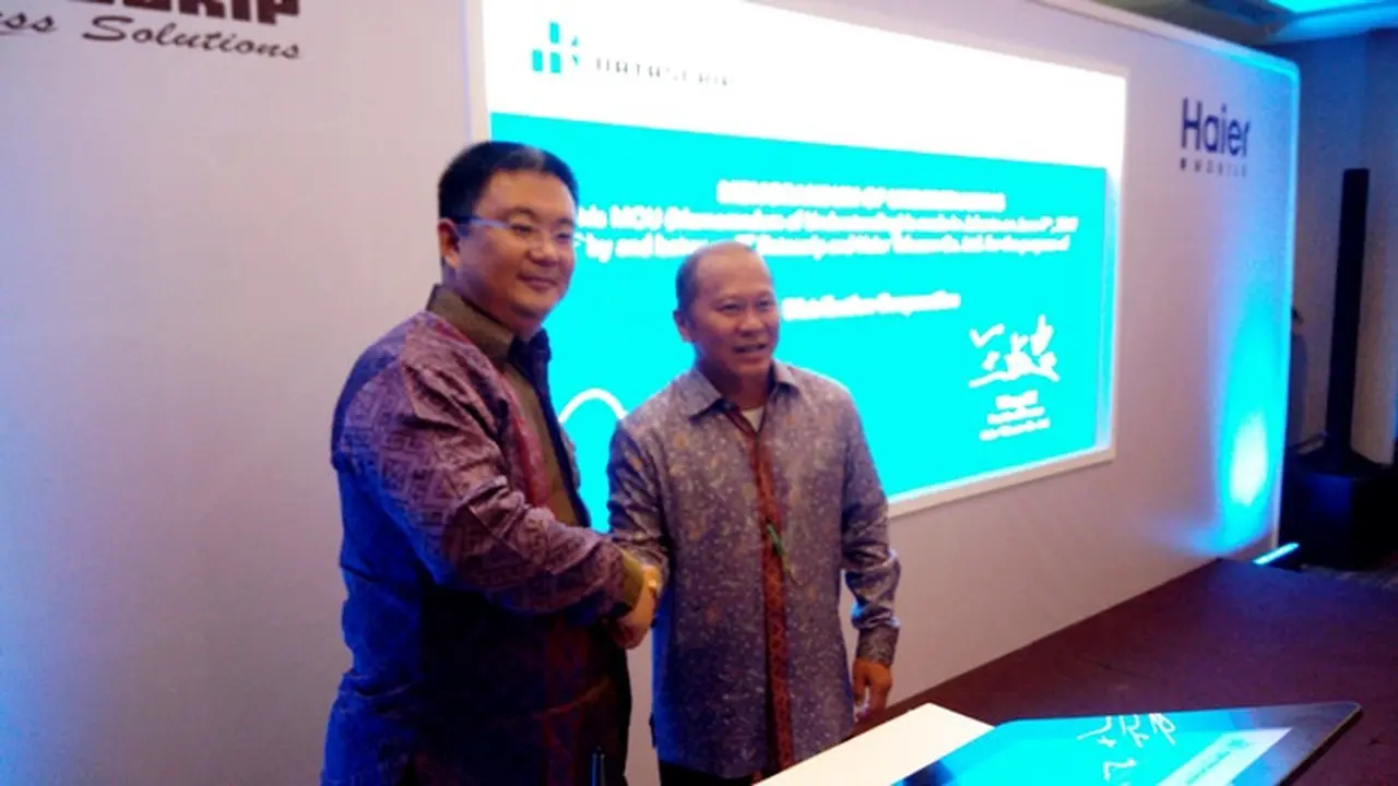 Wang Z.Z President Director Haier Telecom Co. Ltd Dan Irwan Kamdani, President Director PT Datascrip. Liputan6.com/Yuslianson