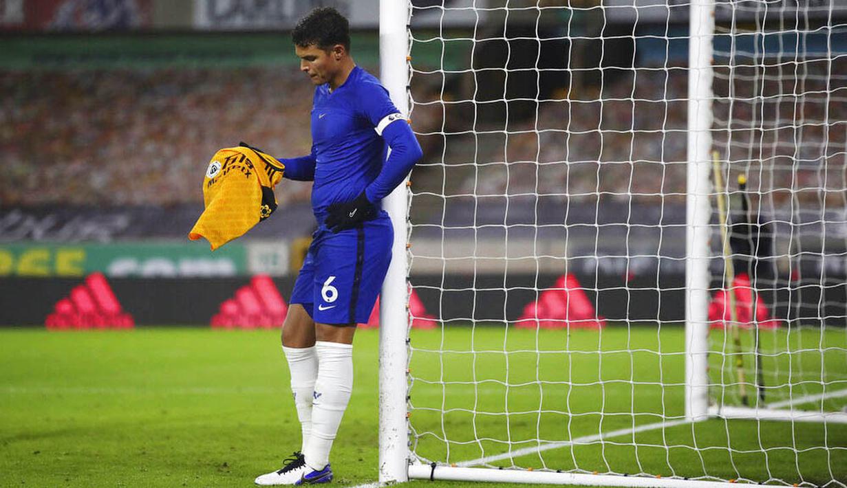 Bek sekaligus kapten Chelsea, Thiago Silva, tampak lesu usai ditaklukkan Wolverhampton Wanderers pada laga Liga Inggris di Stadion Molineux, Rabu (16/12/2020). Chelsea tumbang dengan skor 2-1. (Michael Steele/Pool via AP)