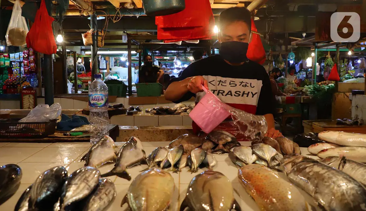Pedagang menyirami ikan jualannya agar kelihatan segar di Pasar Senen, Jakarta, Jumat (8/1/2021). Harga jual ikan laut saat ini mengalami lonjakan yang diakibatkan kurangnya pasokan ikan dari nelayan ke pedagang di pasar tradisional. (merdeka.com/Imam Buhori)